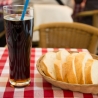 Grote cola en brood