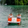 Waterfietsen en andere bootjes op het Meer van Annecy