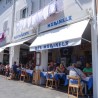 Vis eten in de haven