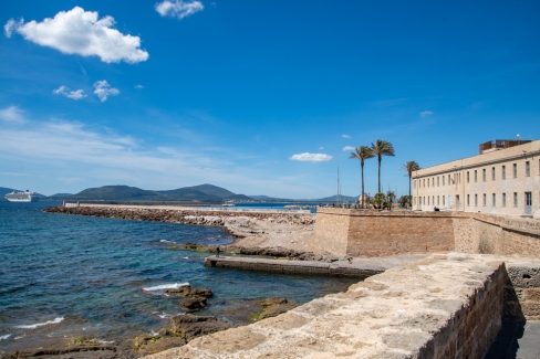 De stadsmuren en zeewering van Alghero